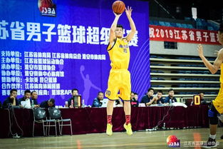 苏超盐城队长赛后被球迷围着要签名